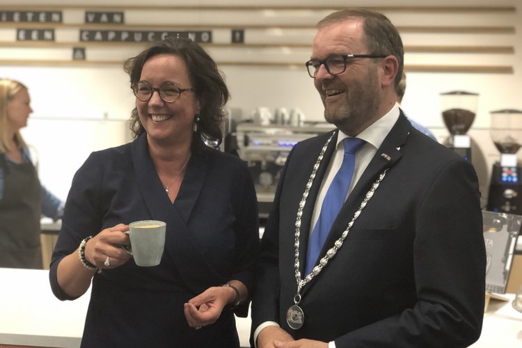 Tamara van Ark neemt 1e kopje koffie in ontvangst op dagbestedingsplek in nieuw duurzaam gemeentehuis Zuidplas (1).jpg
